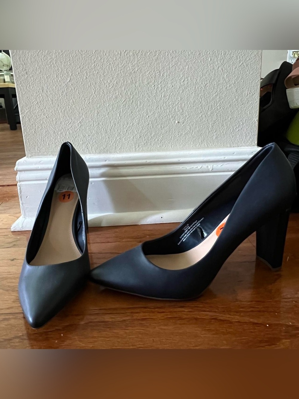 Classic Black Pointed-Toe Women’s Pumps
